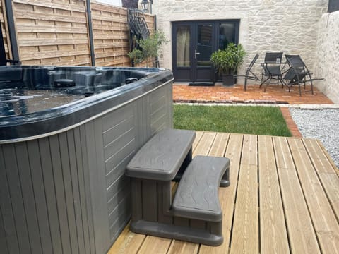 Hot Tub, Inner courtyard view