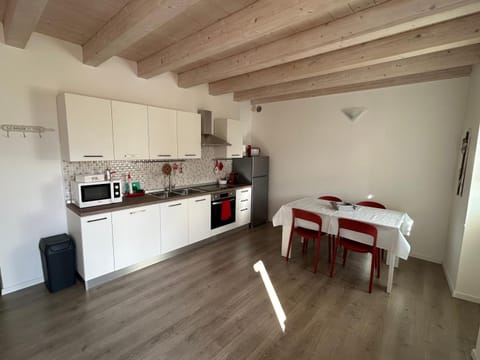 Coffee/tea facilities, Kitchen or kitchenette, Dining area, oven, stove, toaster