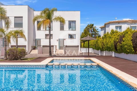 Property building, Day, Pool view, Swimming pool