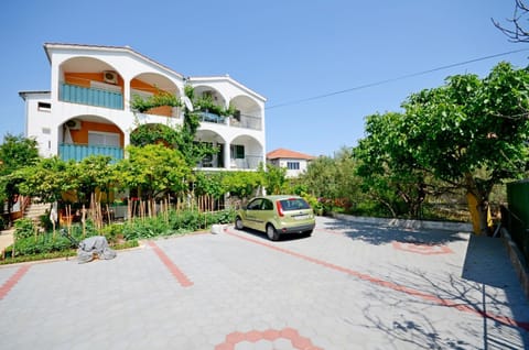 Property building, Facade/entrance, Garden, Garden view, Location, Parking