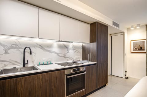 Coffee/tea facilities, Kitchen or kitchenette, dishwasher, oven, stove, air conditioner