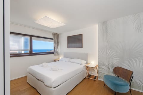 Bed, View (from property/room), Photo of the whole room, Bedroom, Sea view, towels