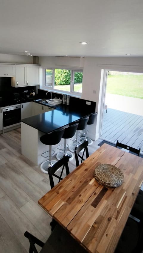 Kitchen or kitchenette, microwave, stove