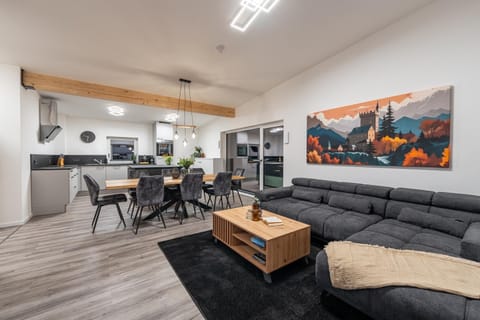 TV and multimedia, Kitchen or kitchenette, Living room, Seating area, Dining area