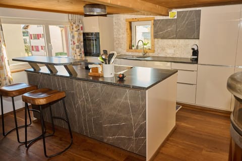 Coffee/tea facilities, Kitchen or kitchenette, Dining area, dishwasher, oven, stove