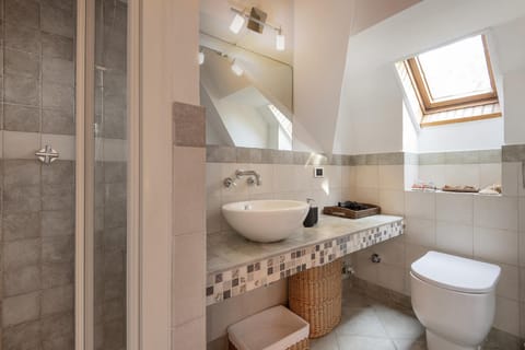 Shower, Bathroom, hair dryier