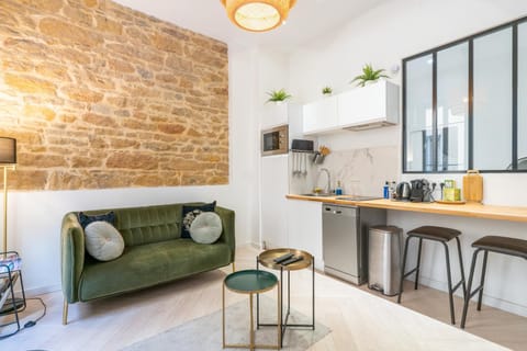 Coffee/tea facilities, Kitchen or kitchenette, Living room, Seating area, Dining area, stove