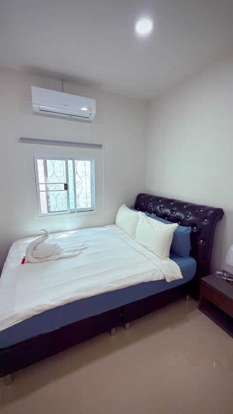 Bed, Bedroom, towels, air conditioner