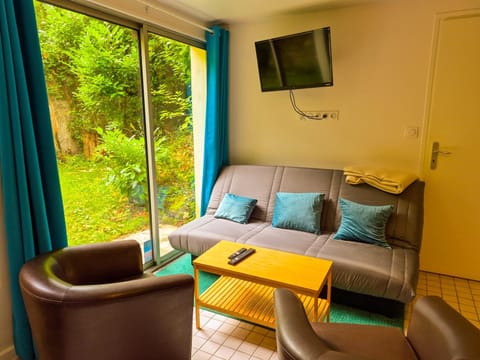 Bed, TV and multimedia, Seating area