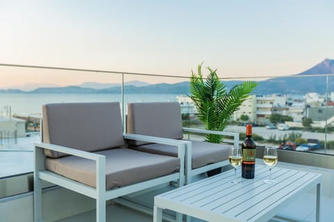 Patio, Day, Natural landscape, View (from property/room), Balcony/Terrace, Living room, Food and drinks, Seating area, Dining area, Beach, Beach, Mountain view, Sea view, Drinks