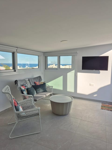 Communal lounge/ TV room, Natural landscape, TV and multimedia, Living room, Seating area, Evening entertainment, Sea view