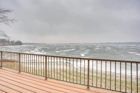 Large 2 bedroom on the water House in Howard Lake