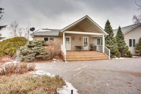 Large 2 bedroom on the water House in Howard Lake