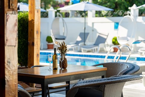 Food and drinks, Seating area