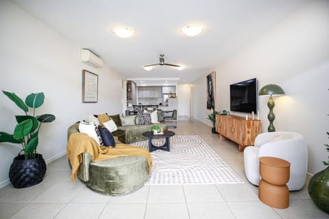 TV and multimedia, Living room, Seating area, Evening entertainment, internet, air conditioner