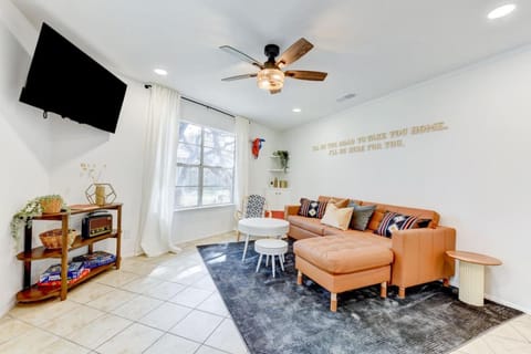 Downtown - Shiner Bungalow at Beer Ranch Project House in Wimberley