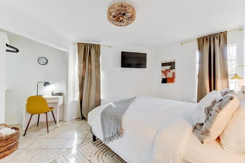 Downtown - Shiner Bungalow at Beer Ranch Project House in Wimberley