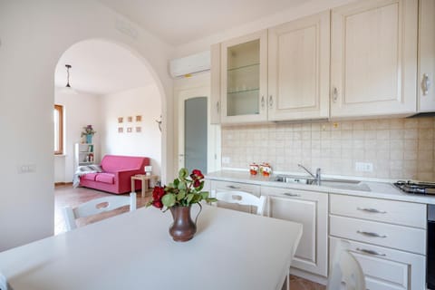 Kitchen or kitchenette, Living room, Seating area, kitchen