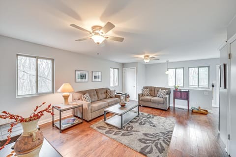 8 Mi to Lake Michigan Creative Retreat with Deck! Apartment in LaPorte County