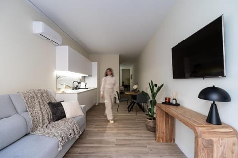 Communal lounge/ TV room, Kitchen or kitchenette, Living room, Seating area, air conditioner