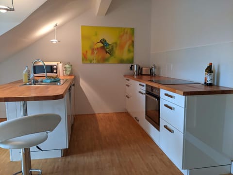 Coffee/tea facilities, Kitchen or kitchenette, oven, stove, toaster
