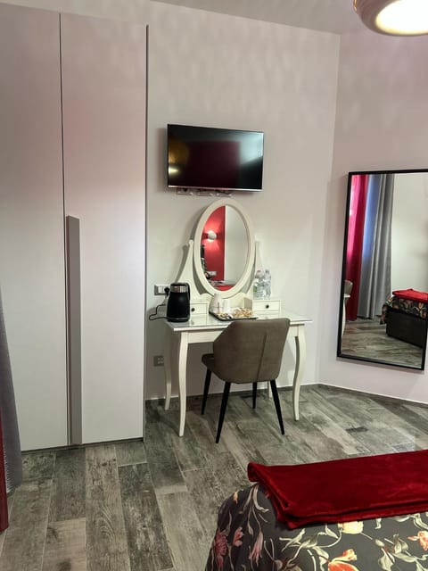 TV and multimedia, Photo of the whole room, Bedroom