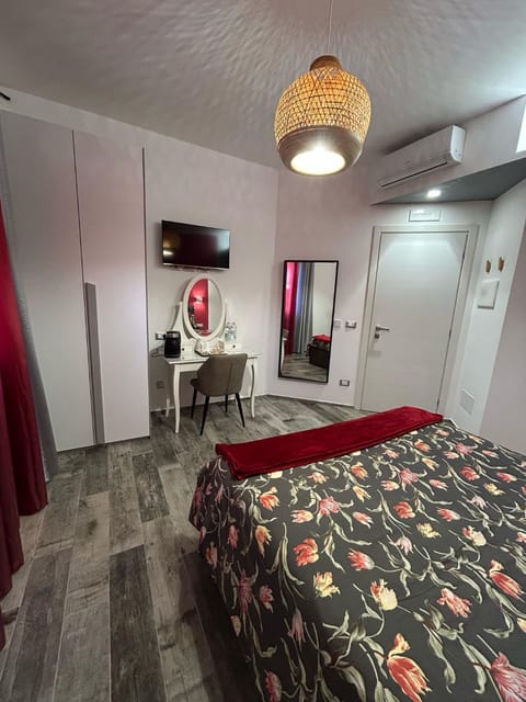 Bed, TV and multimedia, Bedroom, wardrobe