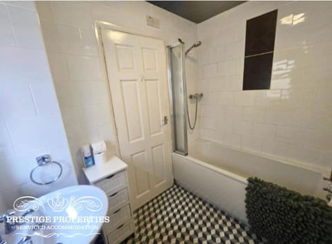 Shower, Toilet, Bathroom, Bath