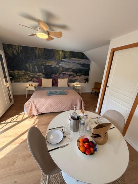 Bed, Photo of the whole room, Dining area, Bedroom
