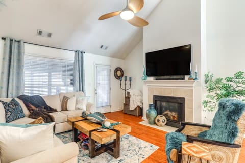 2 Mi to Shelby Farms Charming Family Home with Yard House in Cordova