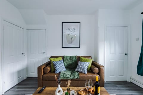 Living room, Food and drinks, Seating area, Dining area, Drinks, wardrobe