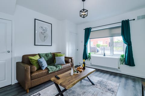 Bed, Living room, Photo of the whole room, Seating area