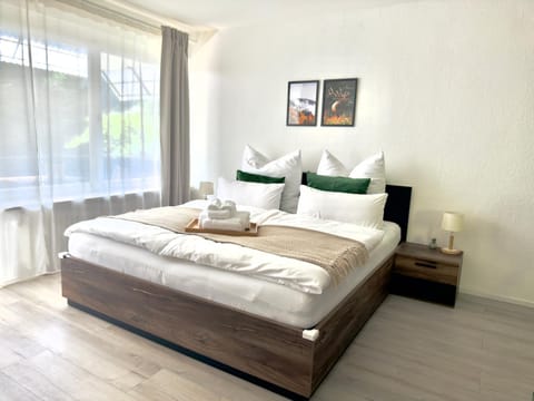 Bed, Bedroom, towels