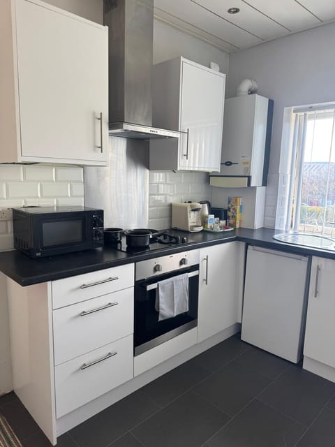 Spacious 2 bedroom flat in Newcastle w Free parking Apartment in Newcastle upon Tyne