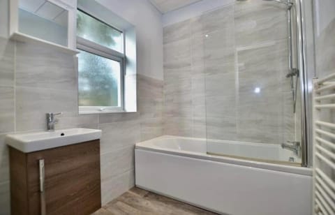 Spacious 2 bedroom flat in Newcastle w Free parking Apartment in Newcastle upon Tyne