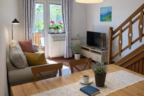 Communal lounge/ TV room, Living room, Seating area