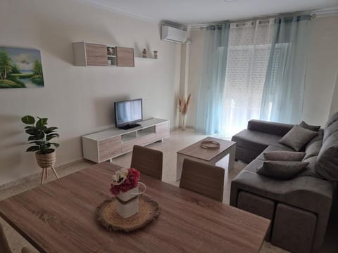 Communal lounge/ TV room, TV and multimedia, Living room, Seating area, Dining area, Evening entertainment, air conditioner