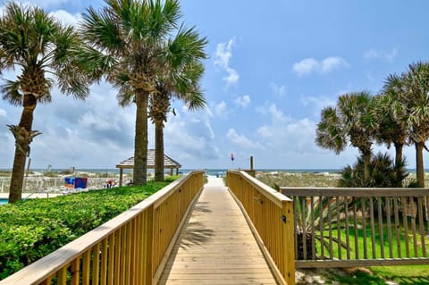 POOL - SHORT WALK TO BEACH - FREE ACTIVITIES House in West Beach