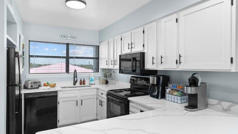 Cozy Coastal Getaway with Pool Access & Short 5-min Walk to Beach House in Orange Beach