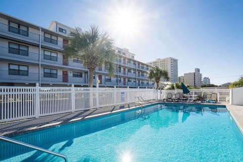 Cozy Coastal Getaway with Pool Access & Short 5-min Walk to Beach House in Orange Beach