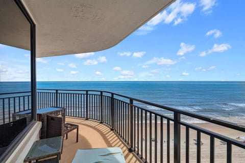 Beachfront 3 Bed, 3 bath Condo, Balcony & Pool House in South Daytona