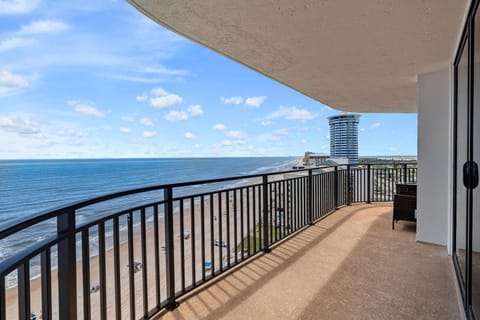 Beachfront 3 Bed, 3 bath Condo, Balcony & Pool House in South Daytona
