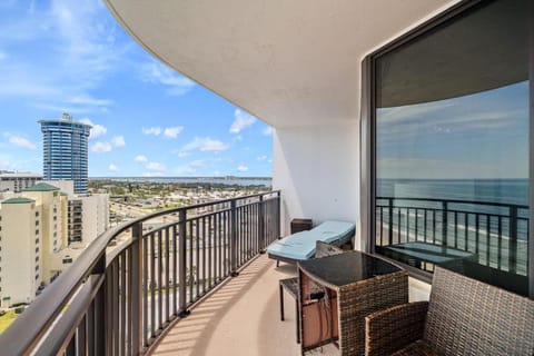 Beachfront 3 Bed, 3 bath Condo, Balcony & Pool House in South Daytona