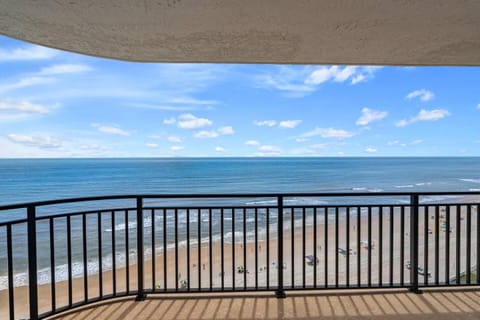 Beachfront 3 Bed, 3 bath Condo, Balcony & Pool House in South Daytona