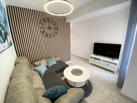 Communal lounge/ TV room, TV and multimedia, Living room, Seating area, Evening entertainment