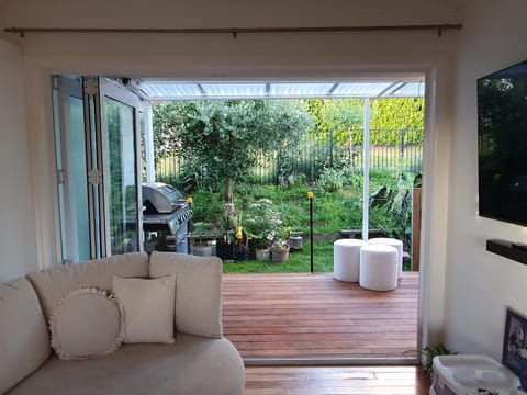Patio, Communal lounge/ TV room, Garden, TV and multimedia, View (from property/room), Balcony/Terrace, Living room, Seating area, Garden view