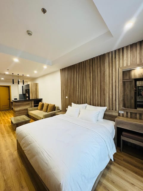 Bed, TV and multimedia, Living room, Photo of the whole room, Seating area, Bedroom