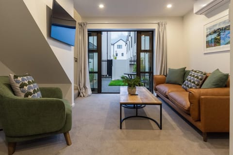 TV and multimedia, Living room, Seating area, air conditioner
