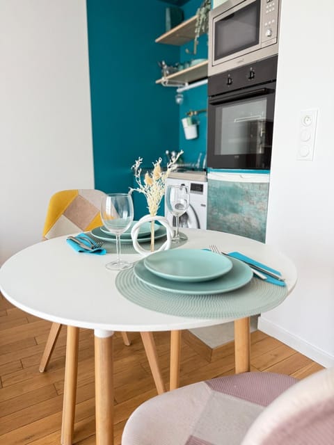 Kitchen or kitchenette, Dining area
