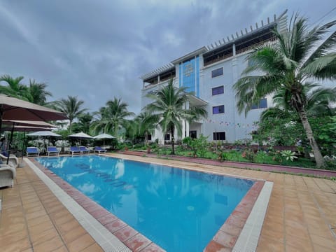 Property building, Day, Pool view, Swimming pool, sunbed